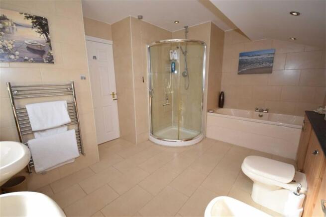 BATHROOM EN SUITE