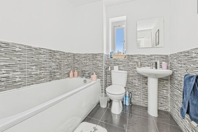 4 bed Detached for sale Image 9