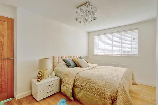 4 bed Semi-Detached to rent Image 7