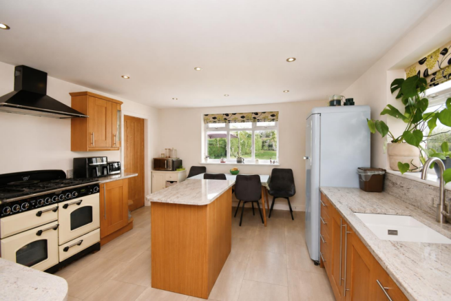 4 bed Detached for sale Image 10