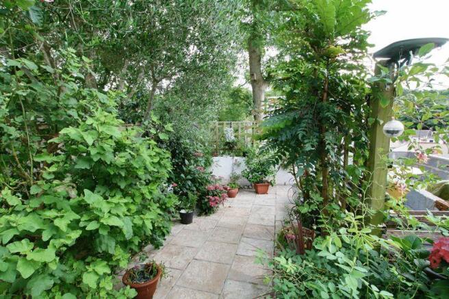 Front patio ga...