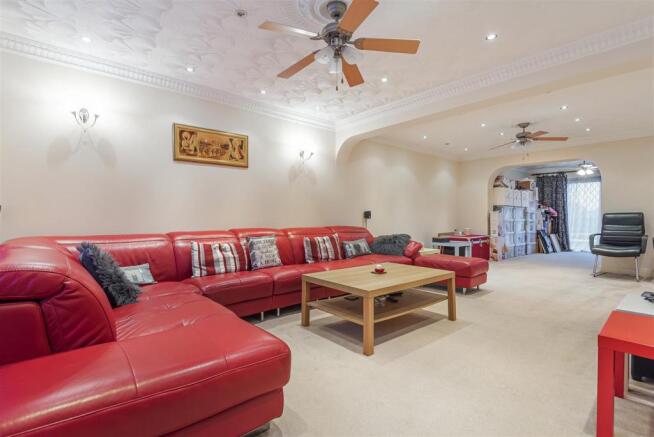 35ft Through Lounge