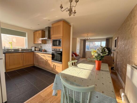 3 bed Semi-Detached for sale Image 6