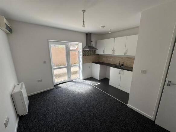 Kitchen / Living (1/2)