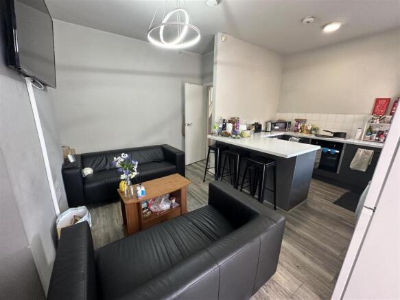 2os.lounge kitchen.JPG