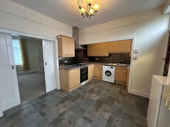 2 bed Terraced to rent Image 6