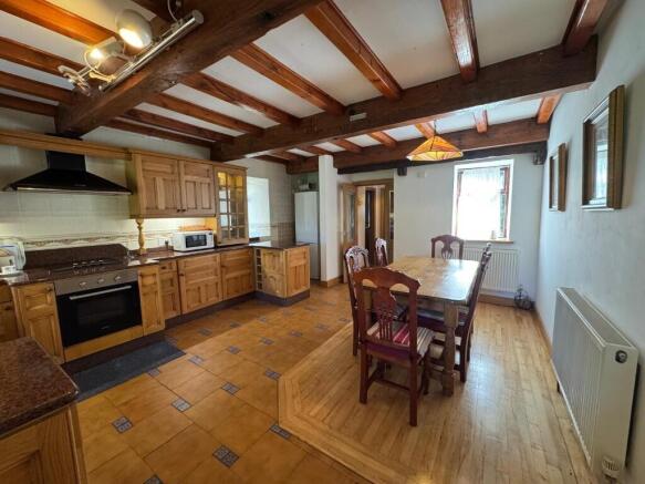 4 bed Cottage to rent Image 5