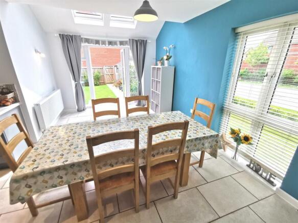 Spacious 'L' shaped open plan Kitchen/Dining Room