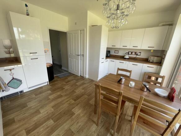4 bed Semi-Detached to rent Image 7