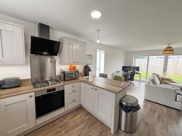 4flr83744 (16)_edited.jpg