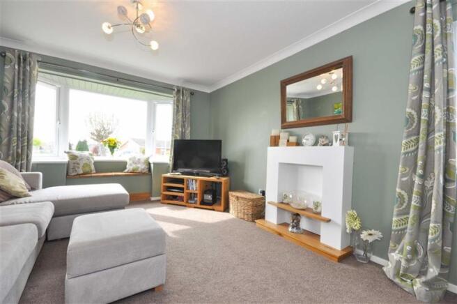 LOUNGE / DINING ROOM