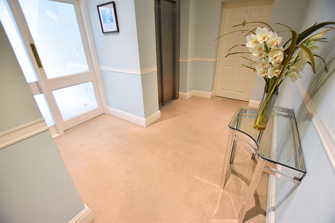 FIRST FLOOR COMMUNAL LANDING