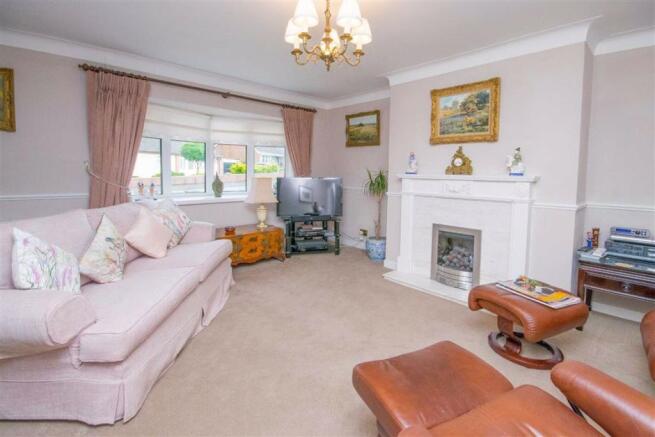LOUNGE/DINING ROOM