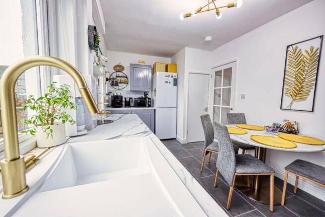 4_Modern_Kitchen_Gold_mixerTap__Zanussi_Bosch_Marb