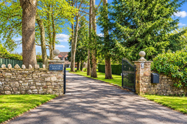 Grand Chantry House Driveway Entrance.png