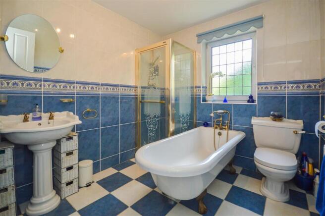 4 bed Detached for sale Image 10