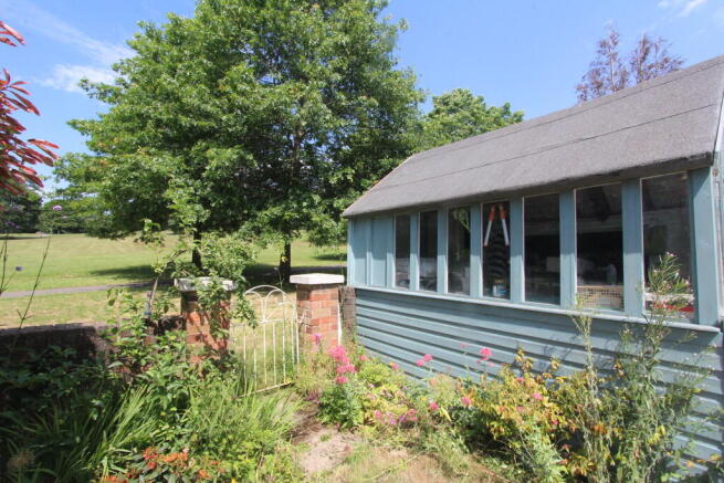 4 bed Semi-Detached to rent Image 5