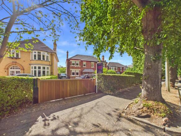 4 bed Semi-Detached for sale Image 8