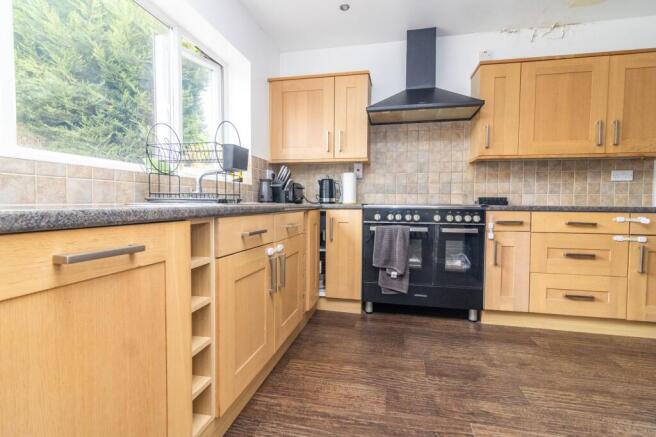 L-SHAPED KITCHEN/BREAKFAST ROOM