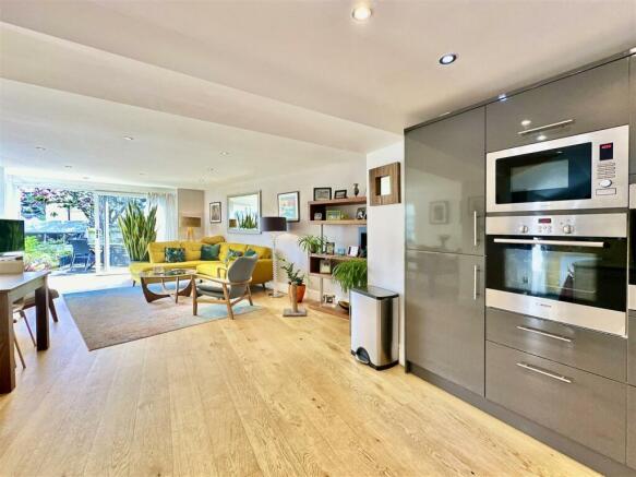 Kitchen to Lounge Diner.jpg