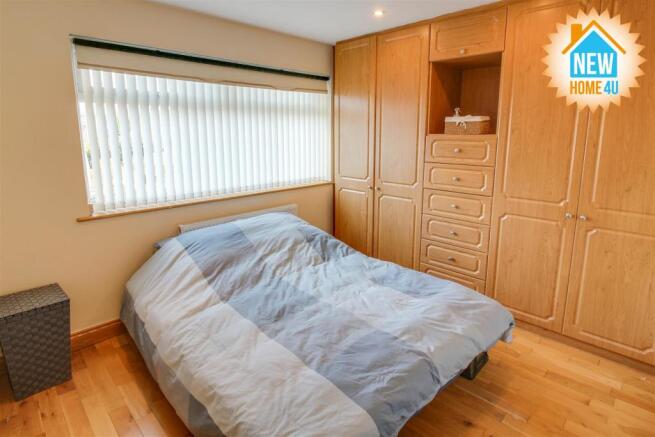 MAIN BEDROOM: