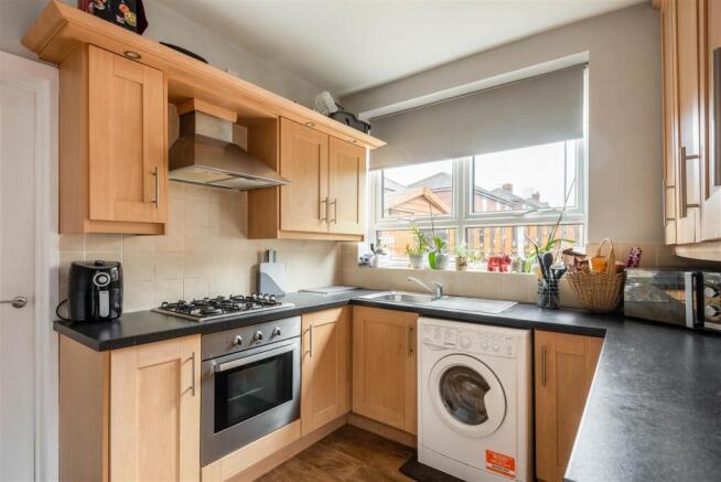 2 bed Semi-Detached to rent Image 4