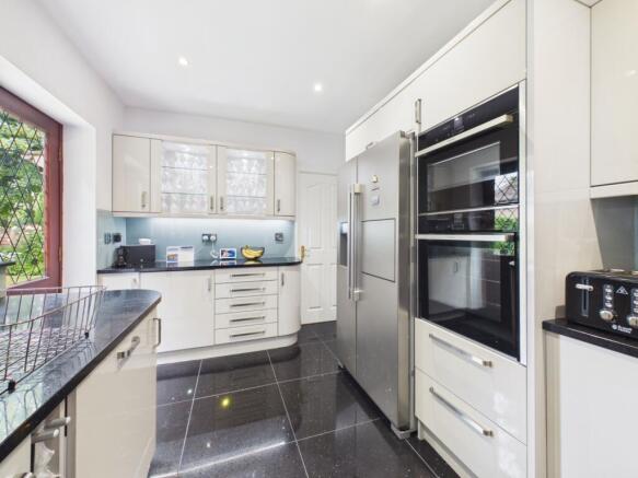 4 bed Detached for sale Image 11