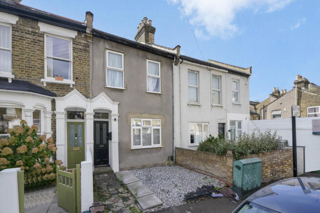 1-bed flat on Selby Road, London, E11, £200,000