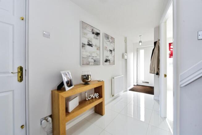 4 bed Detached for sale Image 3
