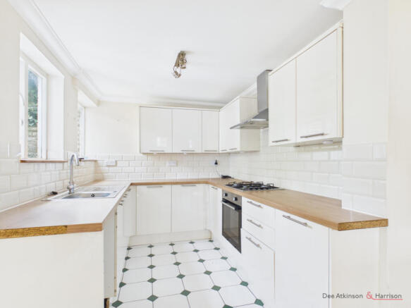 4 bed House to rent Image 4