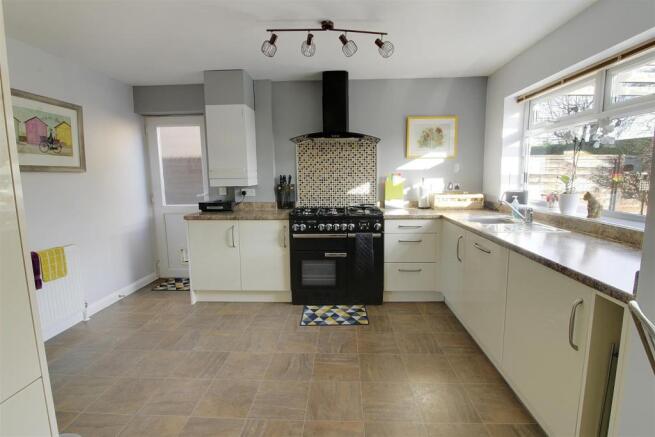 Kitchen 1.jpg