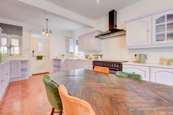 5 bed Detached for sale Image 9