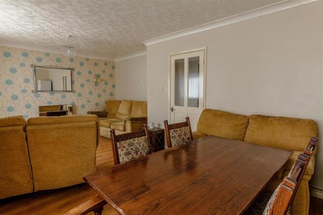 8391524-interior14.jpg