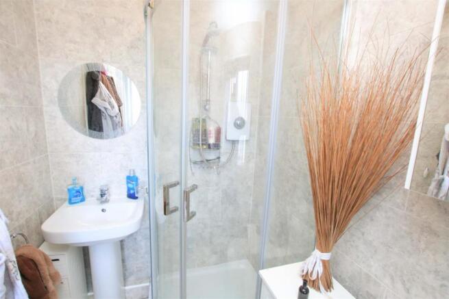 EN-SUITE SHOWER ROOM
