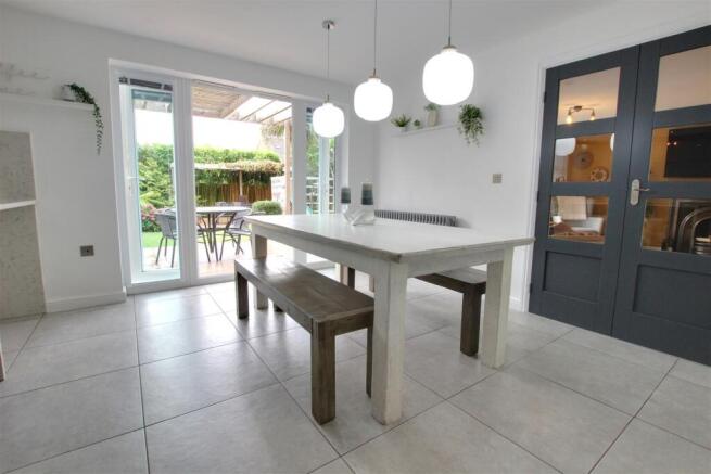 5 bed Detached for sale Image 12