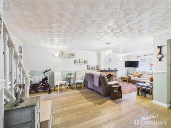 CAM03218G0-PR0880-STILL009