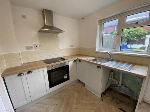 29 Meadowcroft - kitchen 2.jpg