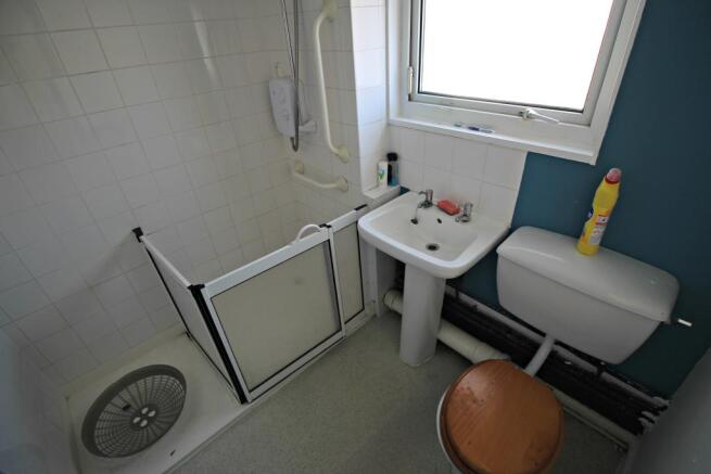 Shower room.