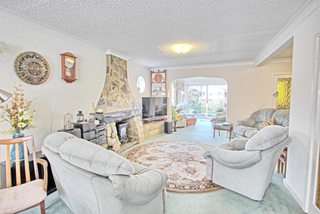 LIVING/DINING ROOM