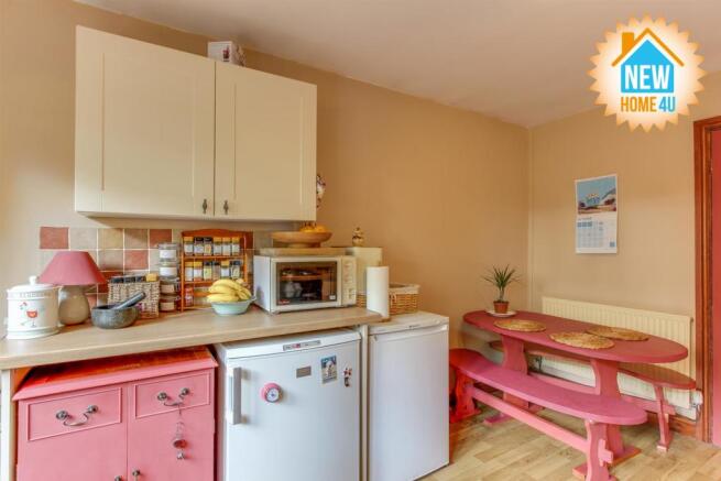 KITCHEN / BREAKFAST ROOM: