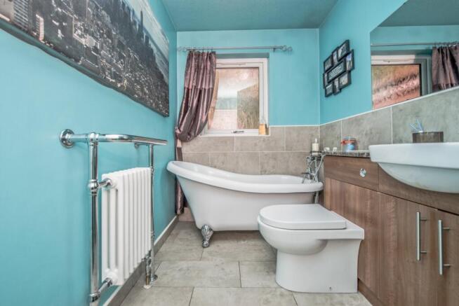 4 bed Detached for sale Image 9
