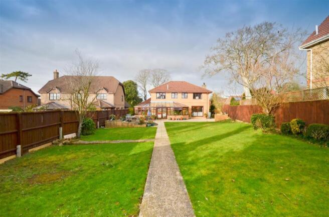 Garden - Newport - Isle of Wight Estate Agents.JPG