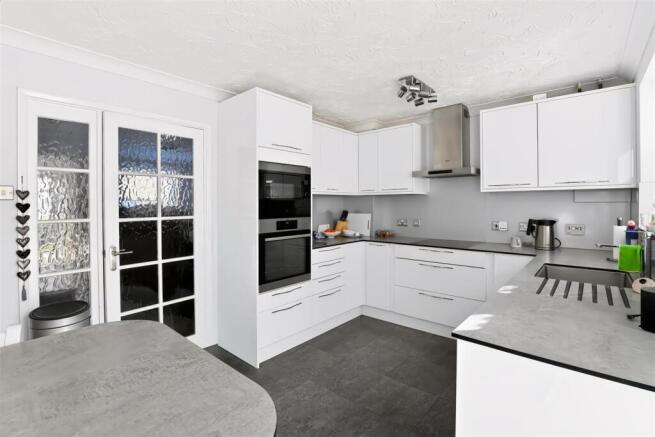 KITCHEN/BREAKFAST ROOM