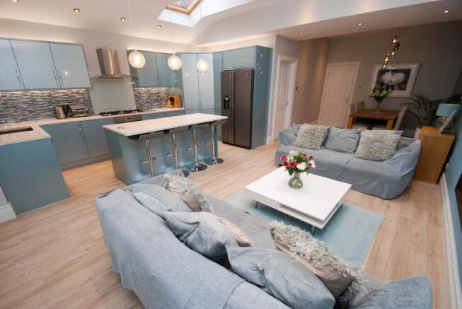 Open Plan Kitchen, l