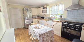7, Oaklands, Haywards Heath RH17 6UE