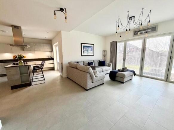 5 bed Detached for sale Image 8