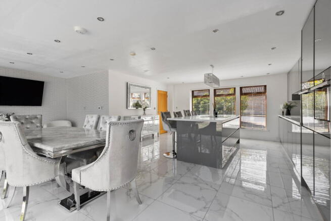 6 bed Detached for sale Image 6