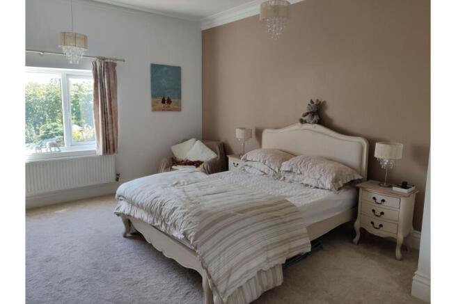 4 bed Flat for sale Image 8
