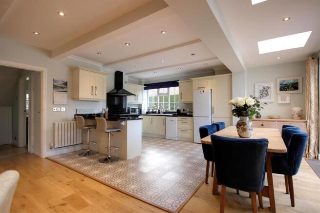 4 bed Detached Bungalow for sale Image 4