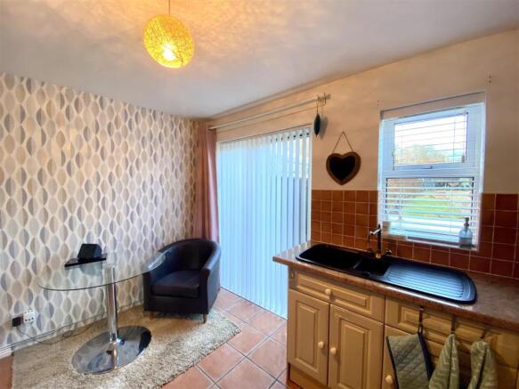 KITCHEN/DINING ROOM